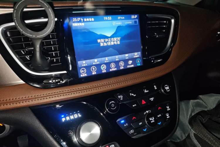 Used Chrysler Grand Voyager 2017 3.6L Premium Edition Audio And AC Panel