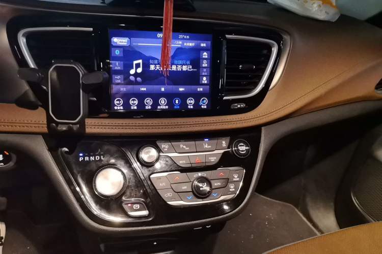 Used Chrysler Grand Voyager 2017 3.6L Premium Edition Audio And AC Panel