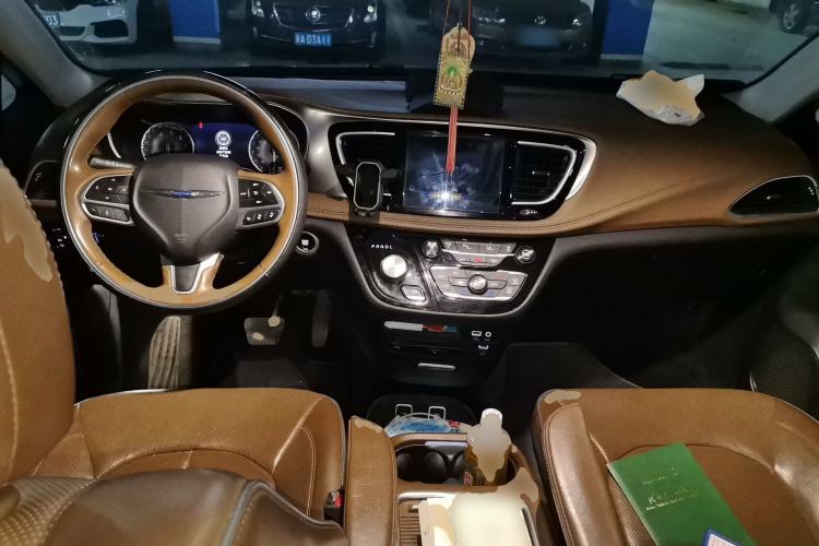 Used Chrysler Grand Voyager 2017 3.6L Premium Edition Center Console