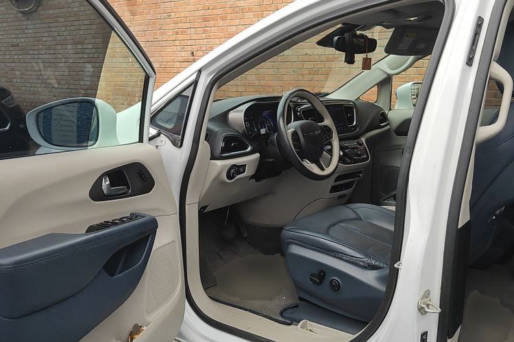 Used Chrysler Grand Voyager 2017 3.6L Premium Edition Driver Seat