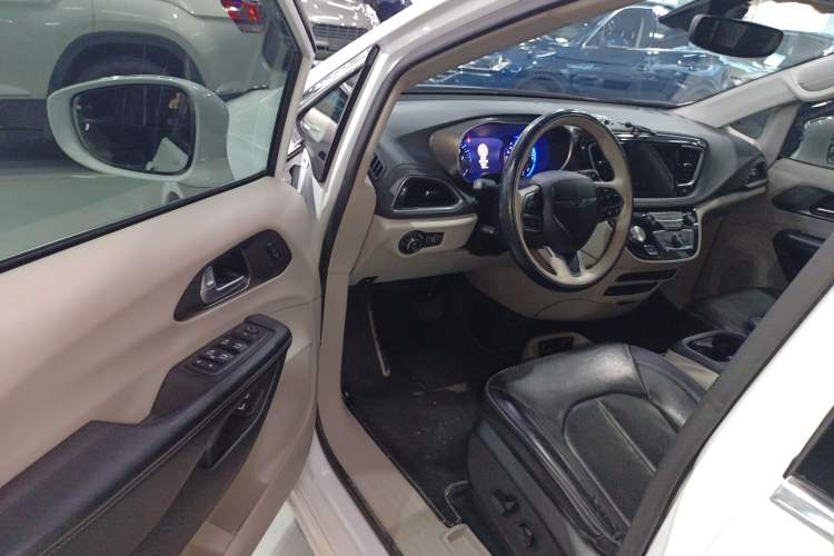 Used Chrysler Grand Voyager 2017 3.6L Premium Edition Driver Seat
