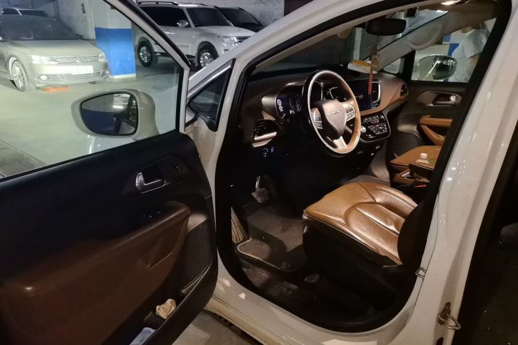 Used Chrysler Grand Voyager 2017 3.6L Premium Edition Driver Seat