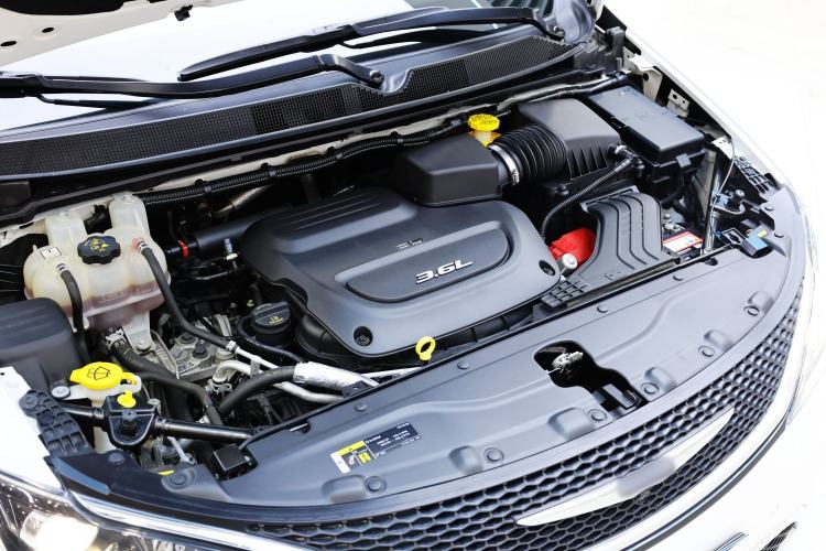 Used Chrysler Grand Voyager 2017 3.6L Premium Edition Engine Bay