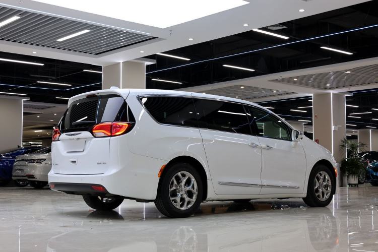 Used Chrysler Grand Voyager 2017 3.6L Premium Edition Exterior 11