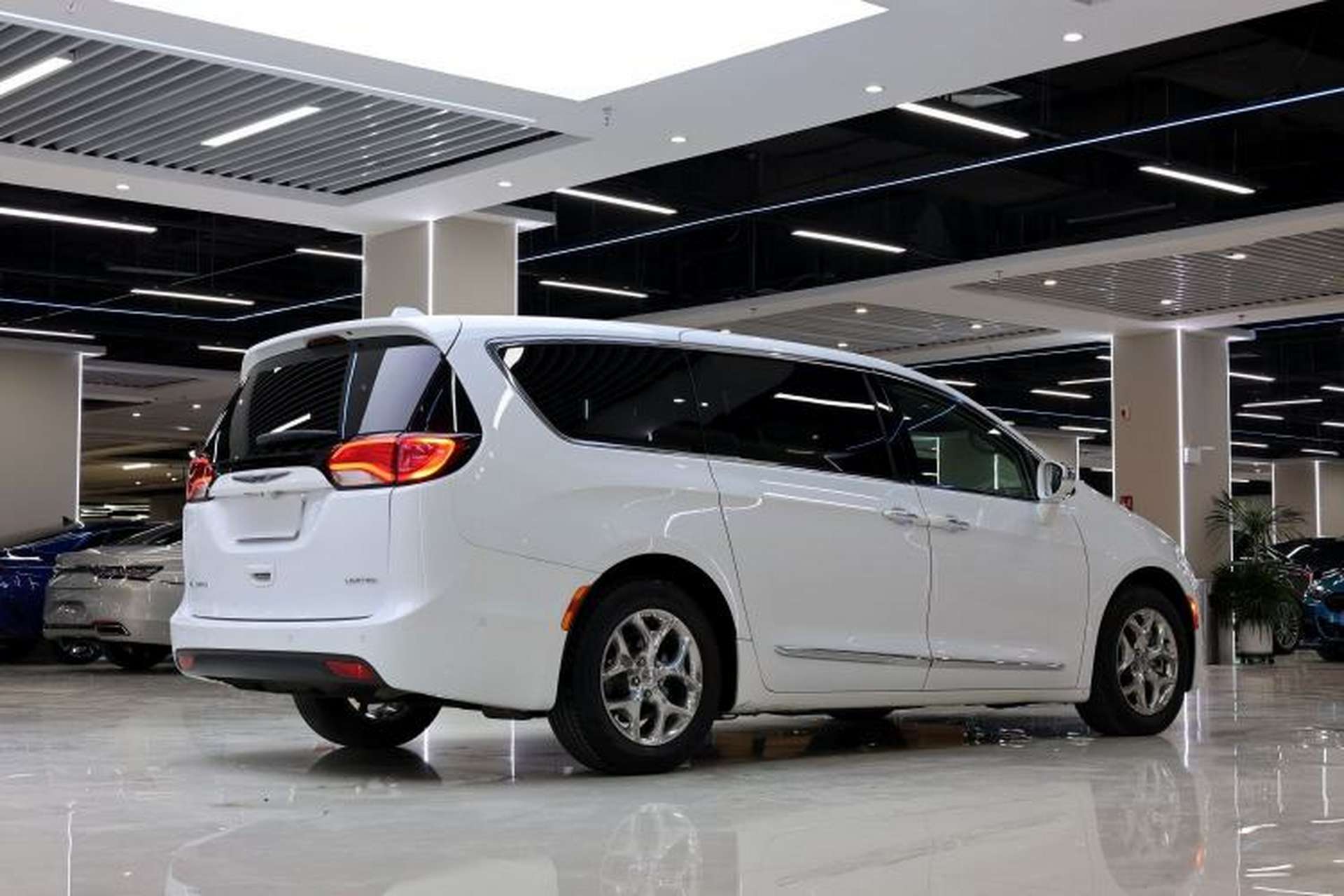 Used Chrysler Grand Voyager 2017 3.6L Premium Edition Exterior 11