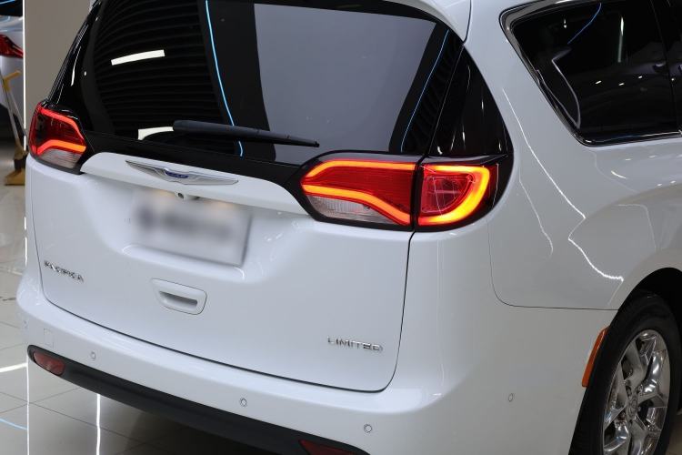 Used Chrysler Grand Voyager 2017 3.6L Premium Edition Exterior 4