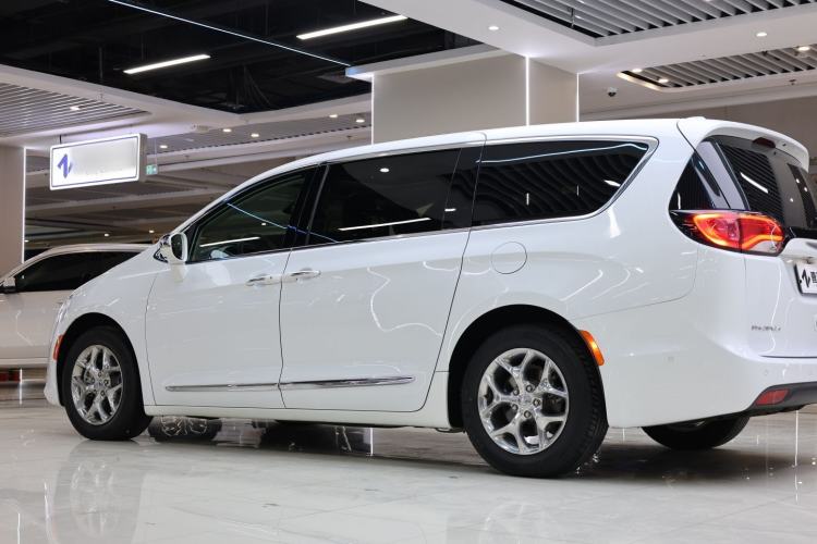 Used Chrysler Grand Voyager 2017 3.6L Premium Edition Exterior 9