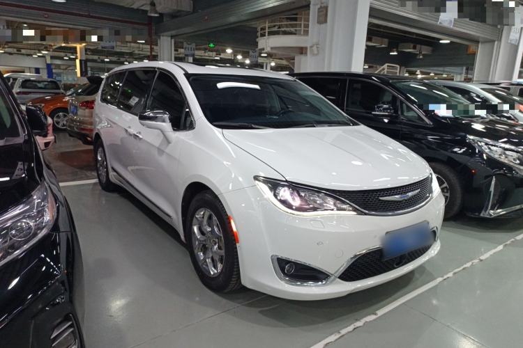 Used Chrysler Grand Voyager 2017 3.6L Premium Edition Front Right 45 Deg