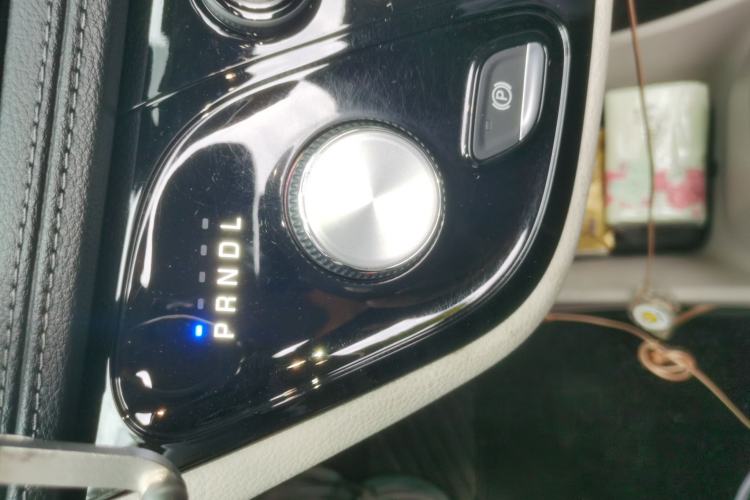 Used Chrysler Grand Voyager 2017 3.6L Premium Edition Gear Lever