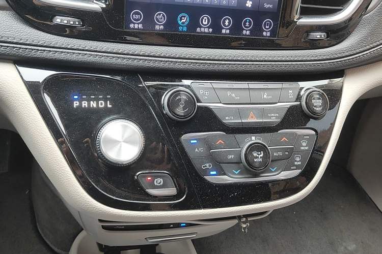 Used Chrysler Grand Voyager 2017 3.6L Premium Edition Gear Lever