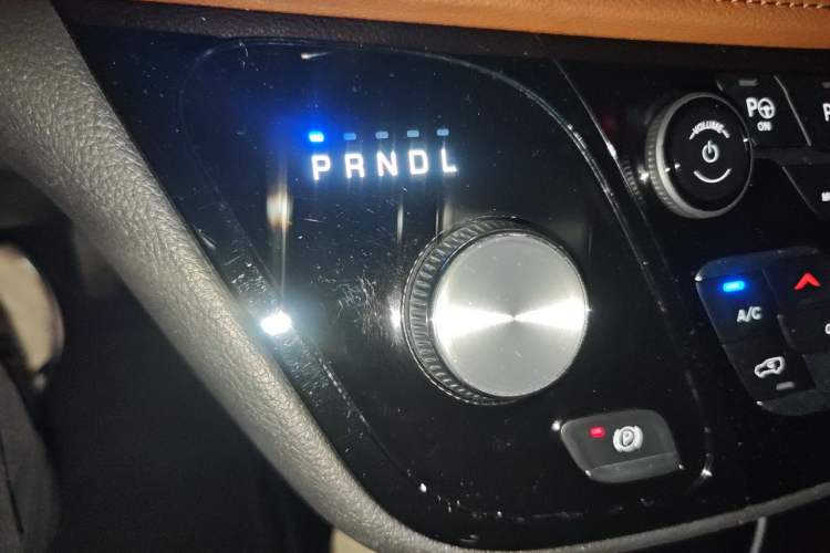 Used Chrysler Grand Voyager 2017 3.6L Premium Edition Gear Lever