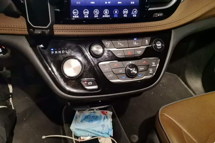 Used Chrysler Grand Voyager 2017 3.6L Premium Edition Gear Lever