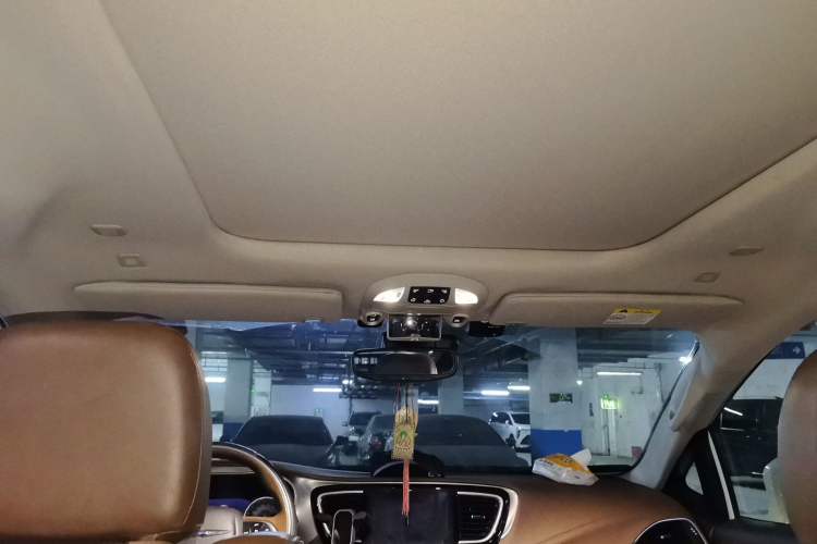 Used Chrysler Grand Voyager 2017 3.6L Premium Edition Headliner