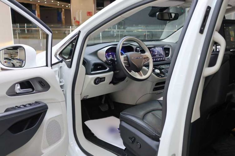 Used Chrysler Grand Voyager 2017 3.6L Premium Edition Interior 1