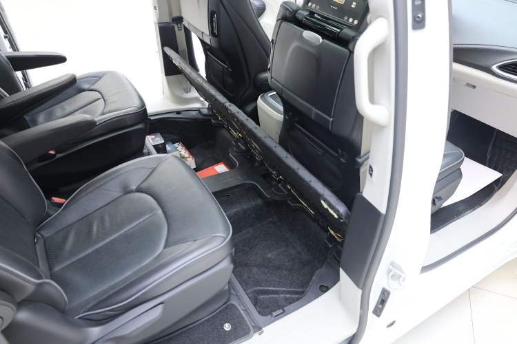 Used Chrysler Grand Voyager 2017 3.6L Premium Edition Interior 10
