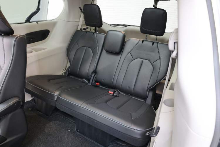 Used Chrysler Grand Voyager 2017 3.6L Premium Edition Interior 11