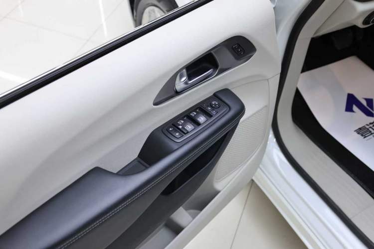 Used Chrysler Grand Voyager 2017 3.6L Premium Edition Interior 2