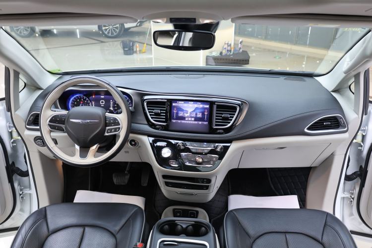 Used Chrysler Grand Voyager 2017 3.6L Premium Edition Interior 3