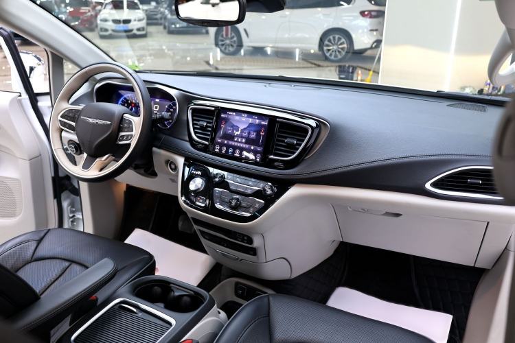Used Chrysler Grand Voyager 2017 3.6L Premium Edition Interior 4