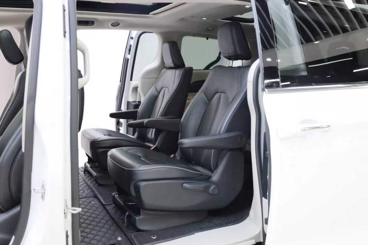 Used Chrysler Grand Voyager 2017 3.6L Premium Edition Interior 7