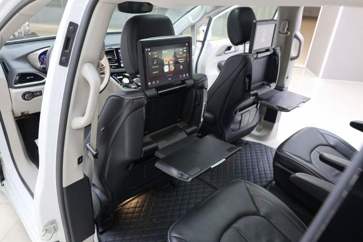 Used Chrysler Grand Voyager 2017 3.6L Premium Edition Interior 8