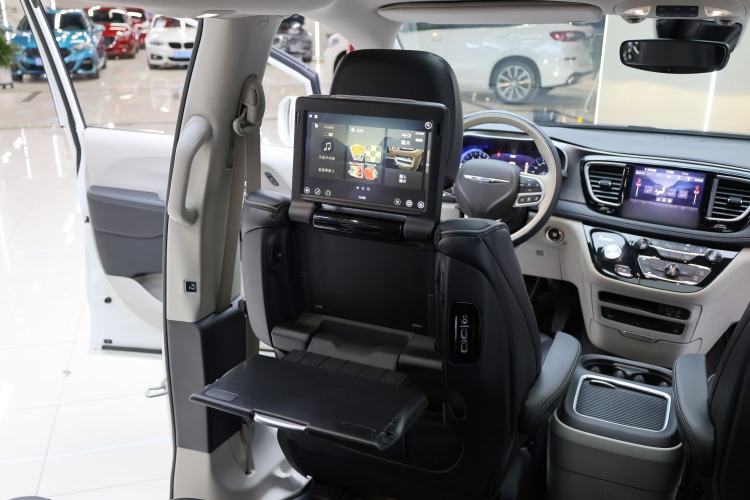 Used Chrysler Grand Voyager 2017 3.6L Premium Edition Interior 9