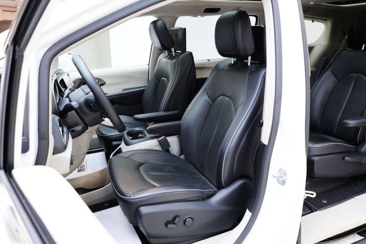 Used Chrysler Grand Voyager 2017 3.6L Premium Edition Left Front Seat