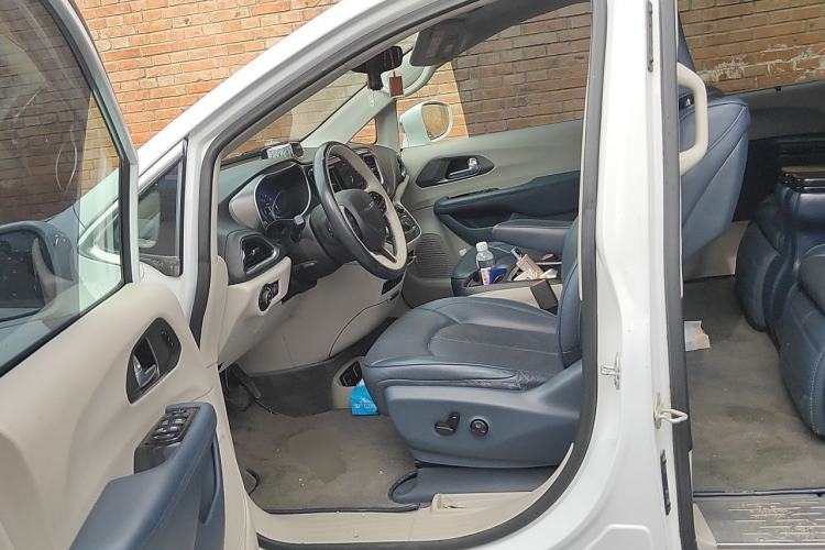 Used Chrysler Grand Voyager 2017 3.6L Premium Edition Left Front Seat