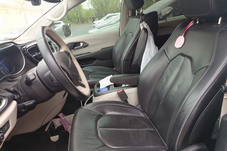 Used Chrysler Grand Voyager 2017 3.6L Premium Edition Left Front Seat