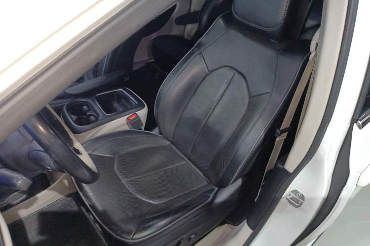 Used Chrysler Grand Voyager 2017 3.6L Premium Edition Left Front Seat