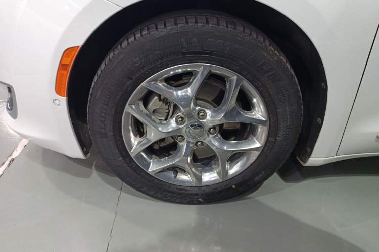Used Chrysler Grand Voyager 2017 3.6L Premium Edition Left Front Wheel Hub