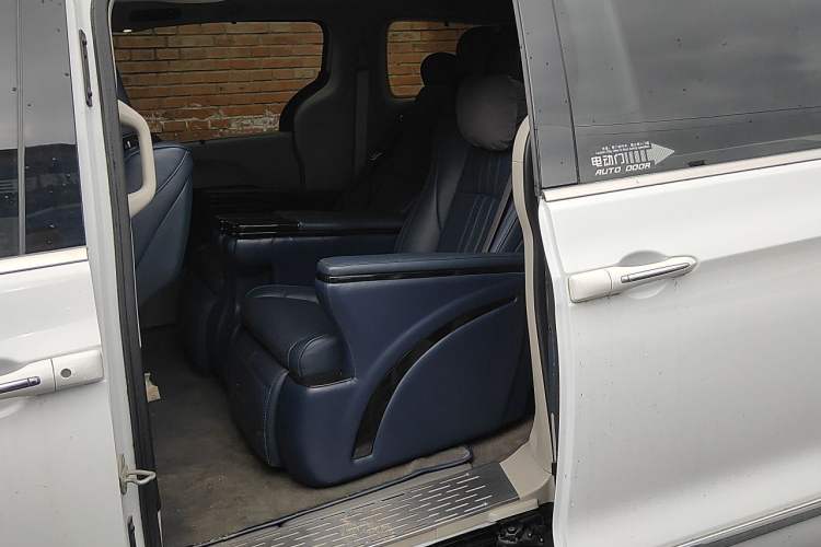 Used Chrysler Grand Voyager 2017 3.6L Premium Edition Left Rear Seat