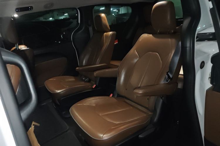 Used Chrysler Grand Voyager 2017 3.6L Premium Edition Left Rear Seat