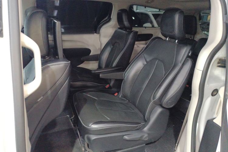 Used Chrysler Grand Voyager 2017 3.6L Premium Edition Left Rear Seat