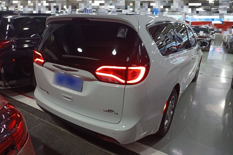 Used Chrysler Grand Voyager 2017 3.6L Premium Edition Rear Right 45 Deg