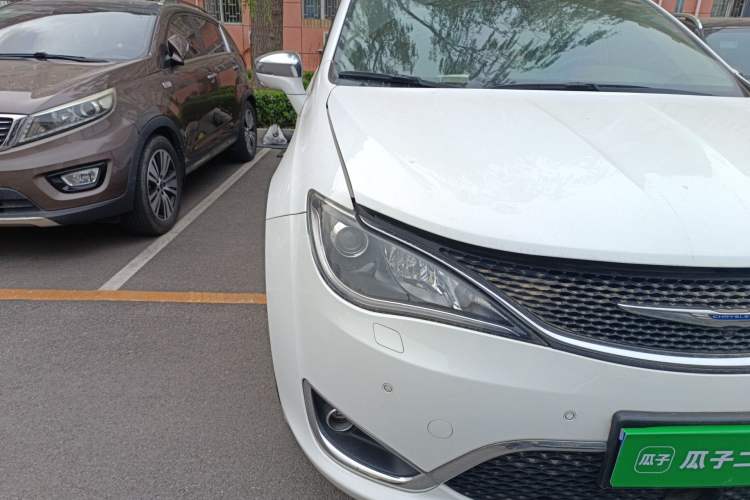 Used Chrysler Grand Voyager 2017 3.6L Premium Edition Right Front Headlight