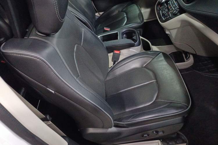 Used Chrysler Grand Voyager 2017 3.6L Premium Edition Right Front Seat