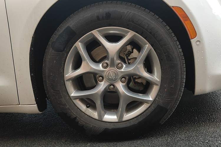 Used Chrysler Grand Voyager 2017 3.6L Premium Edition Right Front Wheel Hub