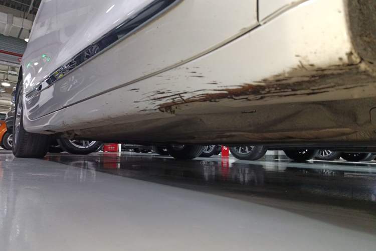 Used Chrysler Grand Voyager 2017 3.6L Premium Edition Right Side Sill