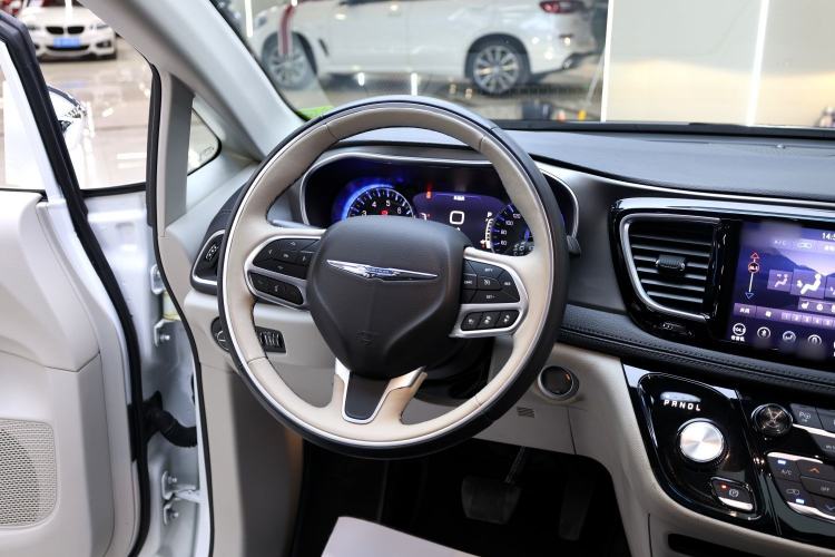 Used Chrysler Grand Voyager 2017 3.6L Premium Edition Steering Wheel