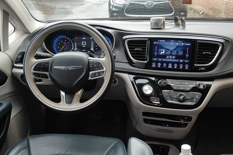 Used Chrysler Grand Voyager 2017 3.6L Premium Edition Steering Wheel