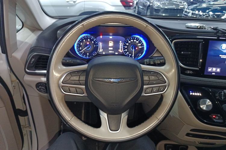 Used Chrysler Grand Voyager 2017 3.6L Premium Edition Steering Wheel