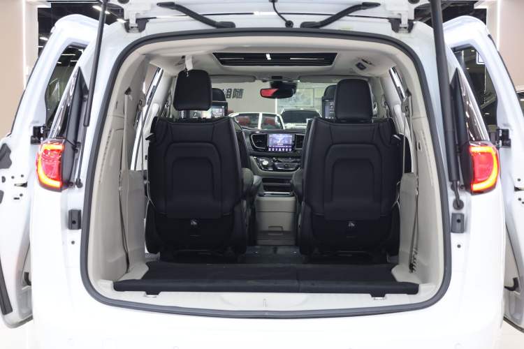 Used Chrysler Grand Voyager 2017 3.6L Premium Edition Trunk