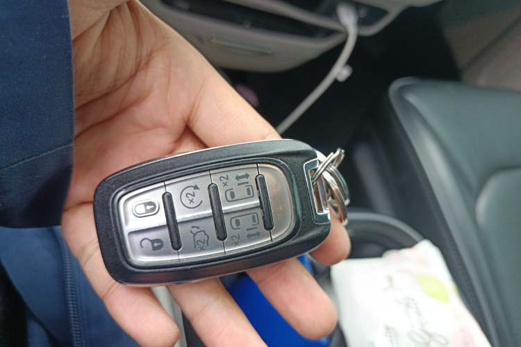 Used Chrysler Grand Voyager 2017 3.6L Premium Edition Vehicle Key