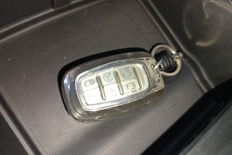 Used Chrysler Grand Voyager 2017 3.6L Premium Edition Vehicle Key