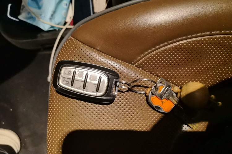 Used Chrysler Grand Voyager 2017 3.6L Premium Edition Vehicle Key