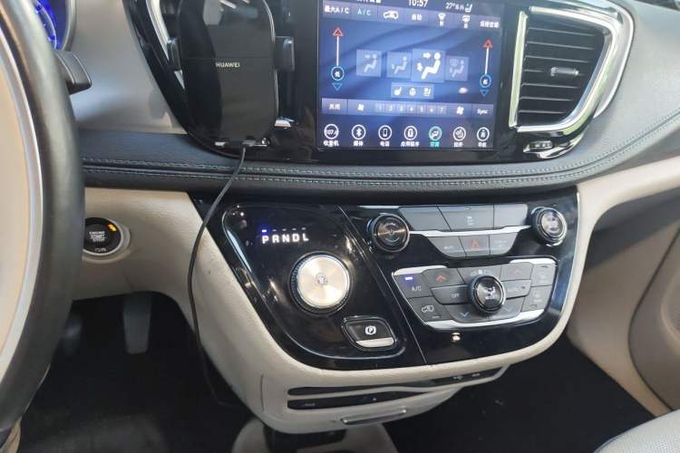 Used Chrysler Grand Voyager PHEV 2018 3.6L Plug-in Hybrid Audio And AC Panel