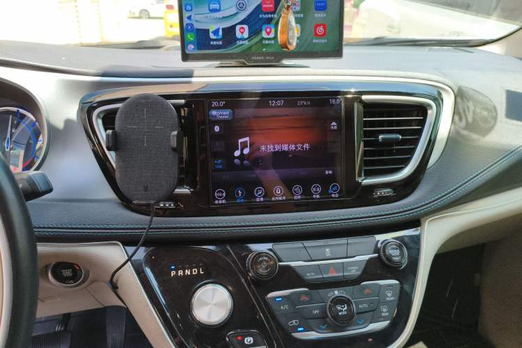 Used Chrysler Grand Voyager PHEV 2018 3.6L Plug-in Hybrid Audio And AC Panel