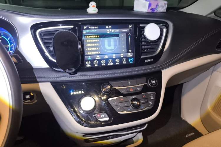 Used Chrysler Grand Voyager PHEV 2018 3.6L Plug-in Hybrid Audio And AC Panel