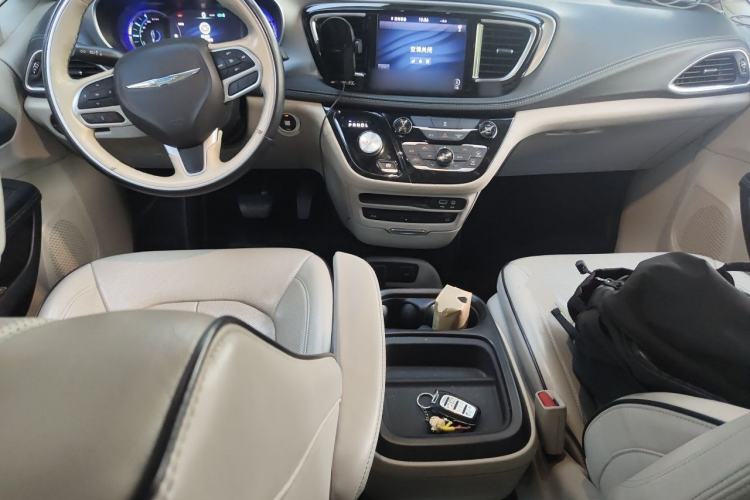 Used Chrysler Grand Voyager PHEV 2018 3.6L Plug-in Hybrid Center Console